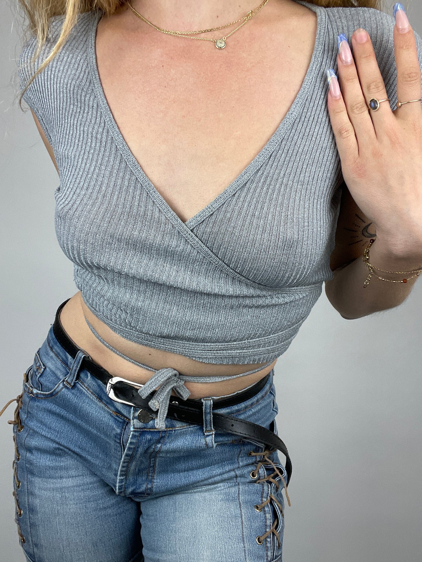 Crop top y2k cache cœur gris vintage