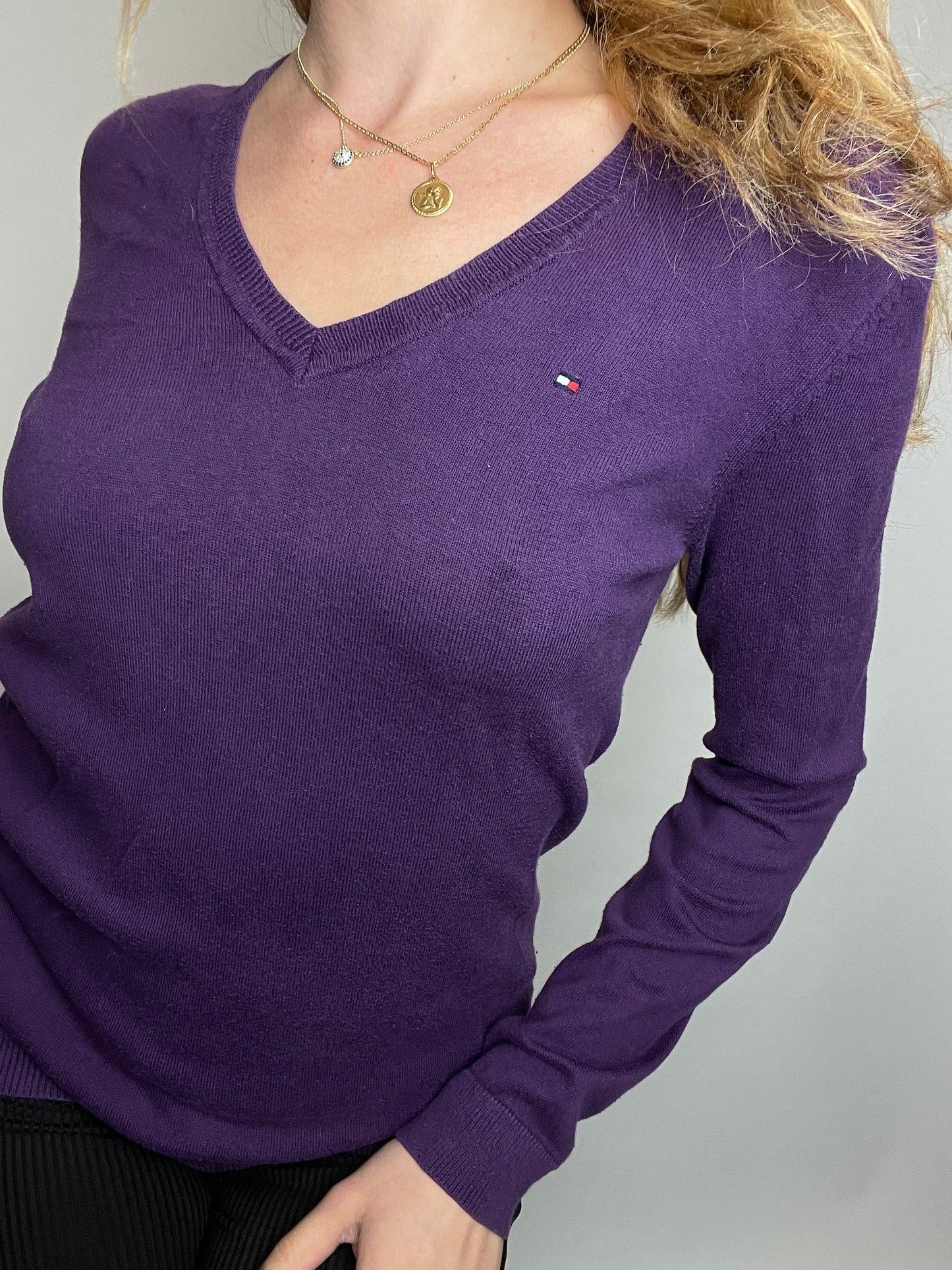 Pull Tommy Hilfiger col v violet brodé