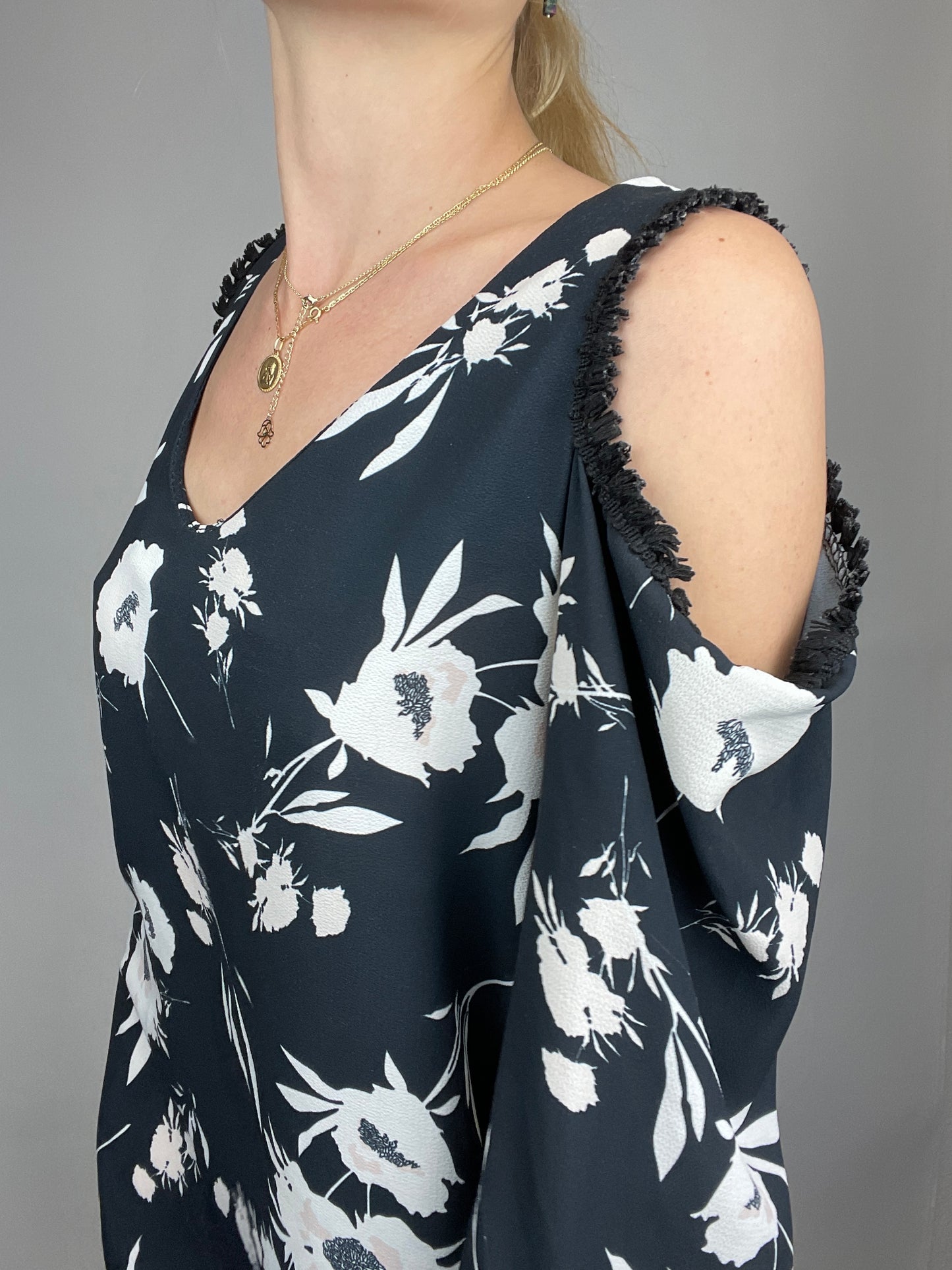 Robe fluide y2k noir motif fleur vintage