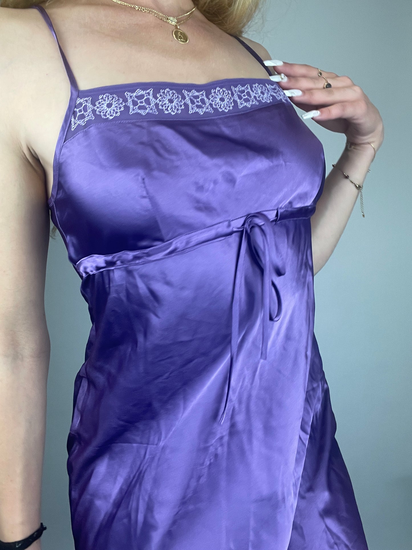 Nuisette satiné y2k violet à broderie vintage