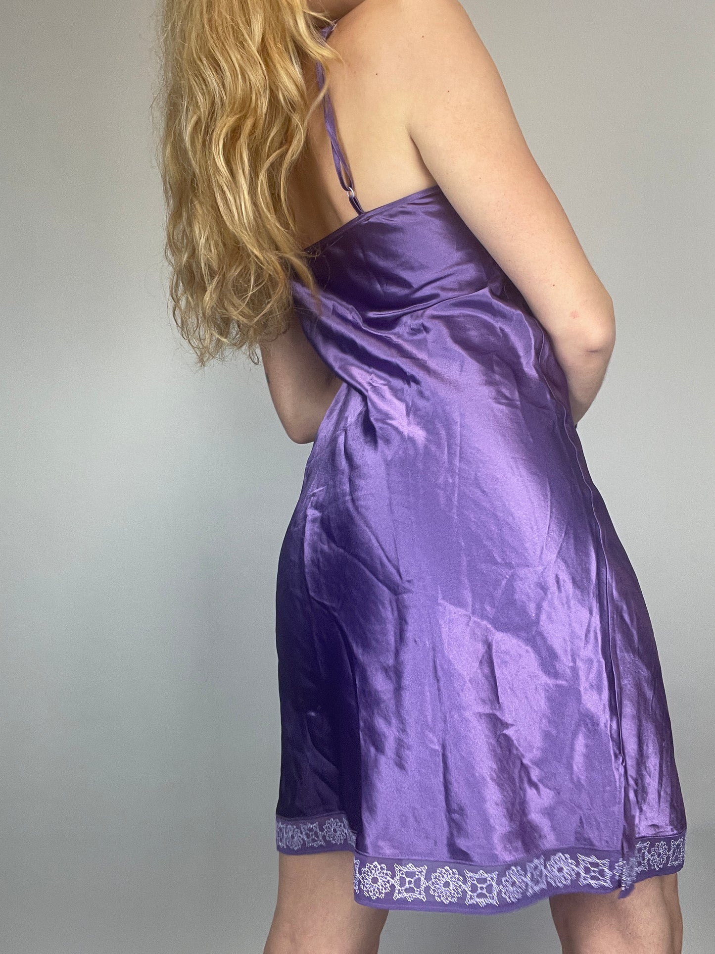 Nuisette satiné y2k violet à broderie vintage