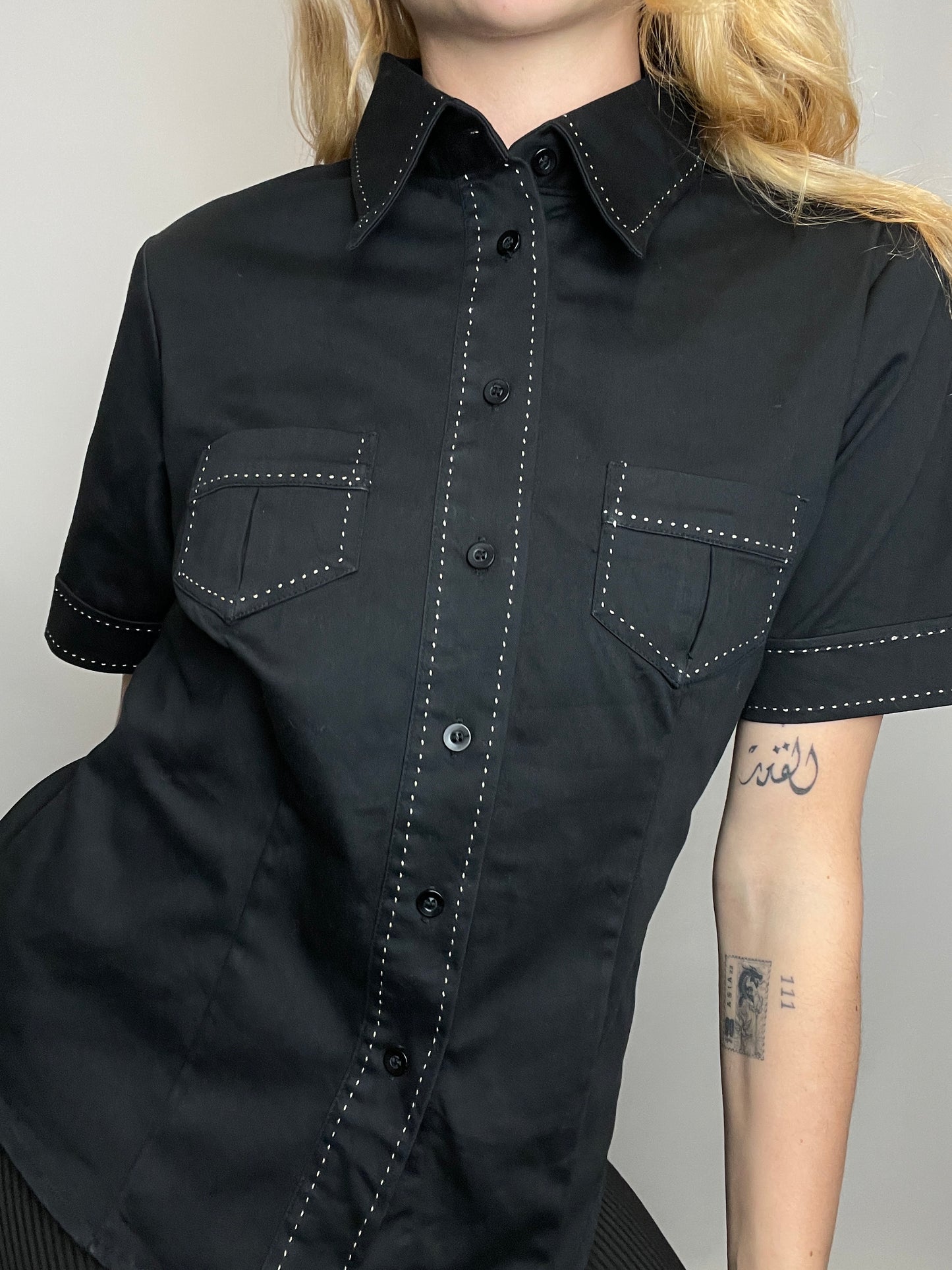 Chemise y2k manche courte noir à surpiqure blanche vintage