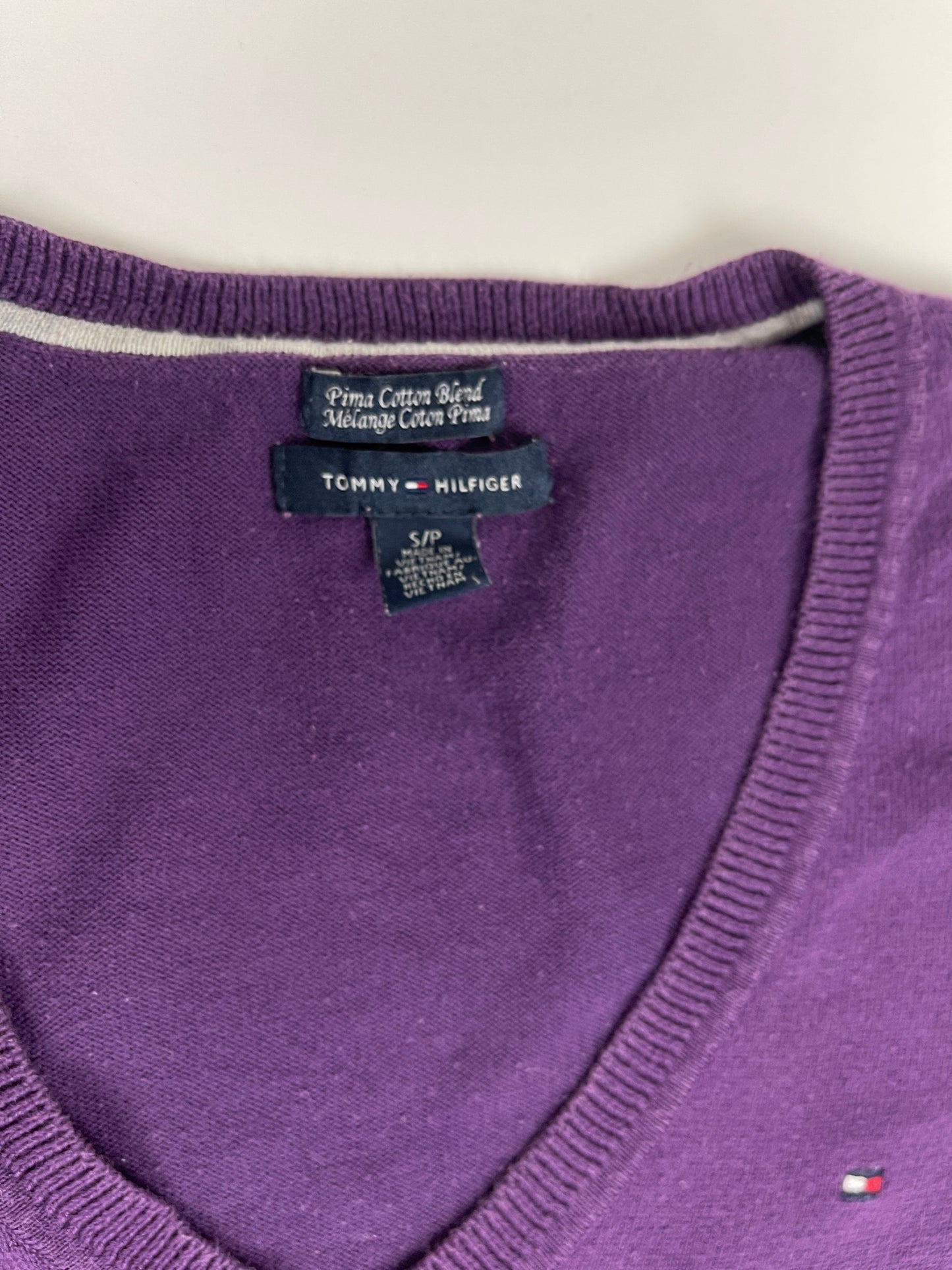 Pull Tommy Hilfiger col v violet brodé