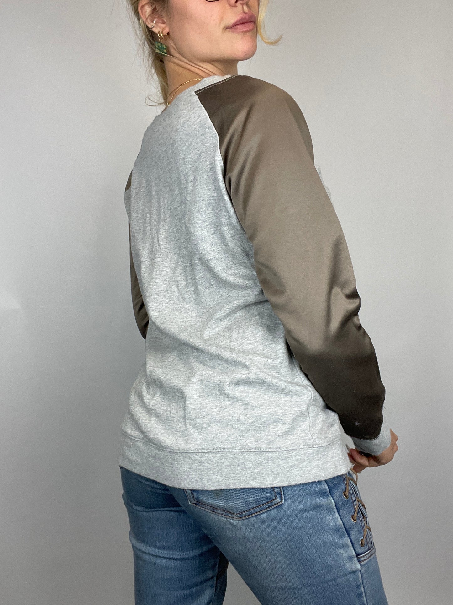 Crewneck Stüssy gris et kaki satiné