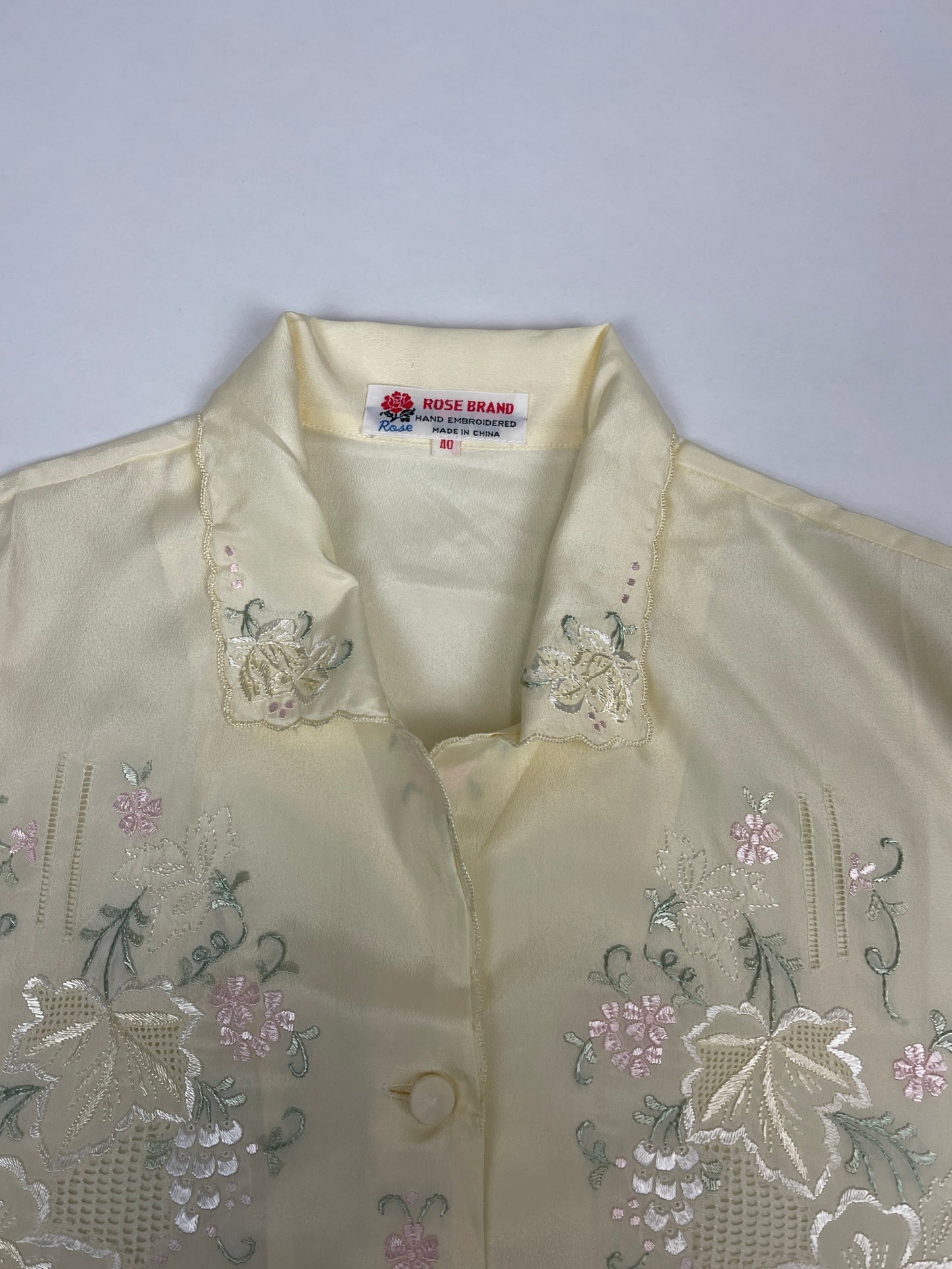 Chemise satinée y2k crème broderies fleurs vintage