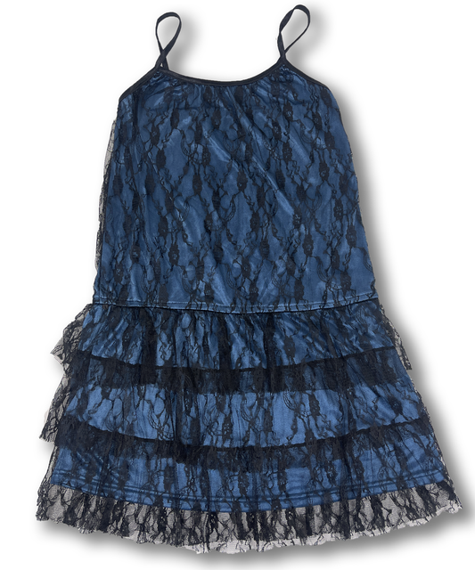 Robe dentelle noire doublure satiné bleu