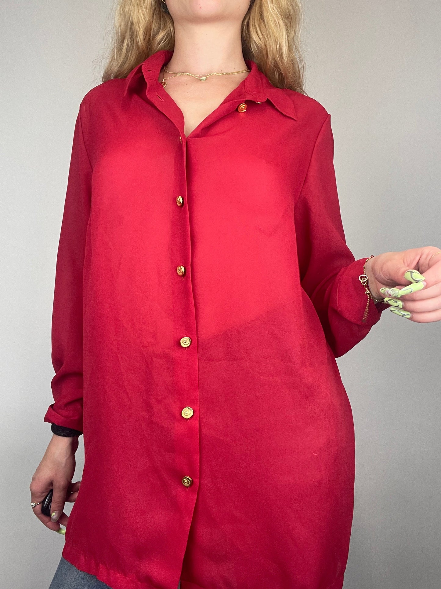 Chemise transparente rouge oversize boutons dorés