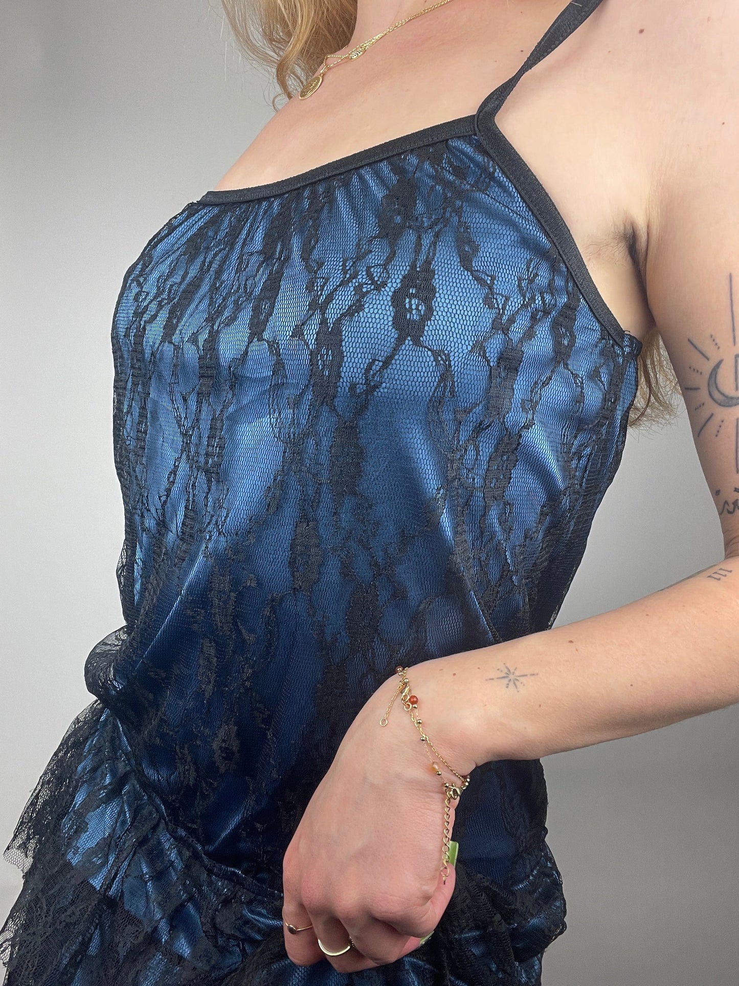 Robe dentelle noire doublure satiné bleu