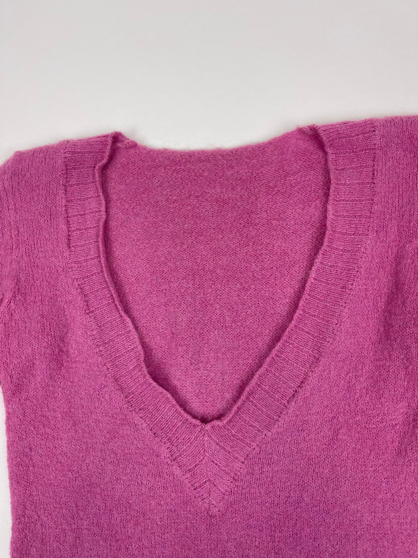 pull moulant décolleté rose