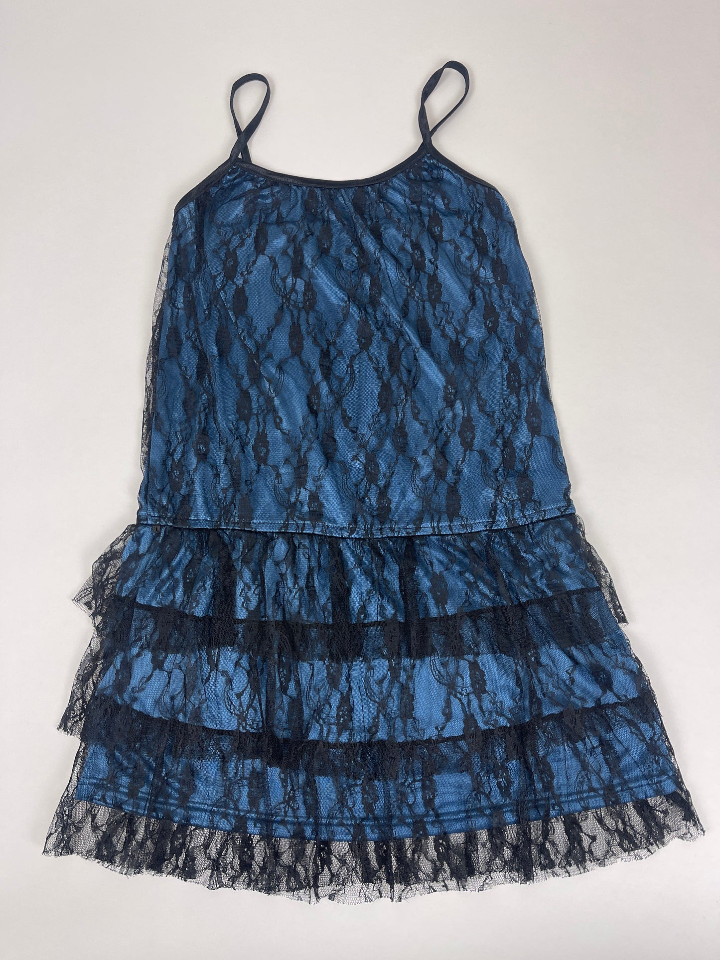 Robe dentelle noire doublure satiné bleu