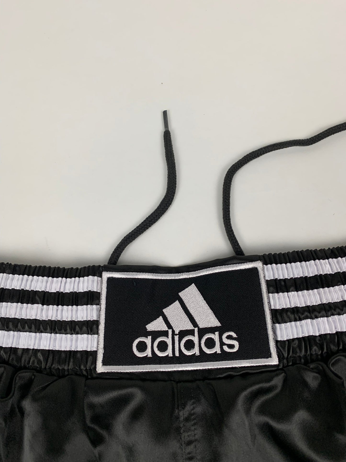 Short Adidas boxe noir et blanc