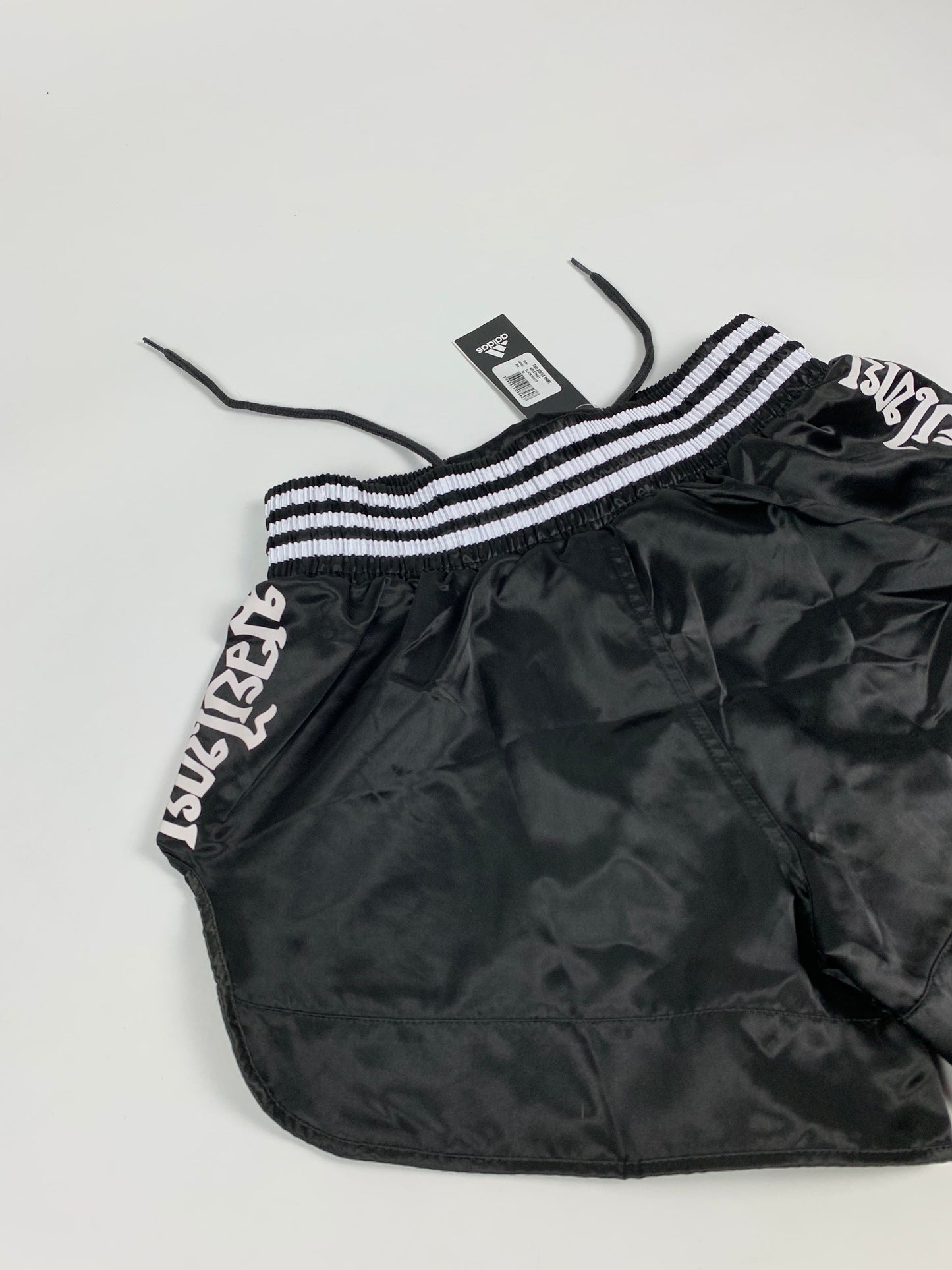 Short Adidas boxe noir et blanc